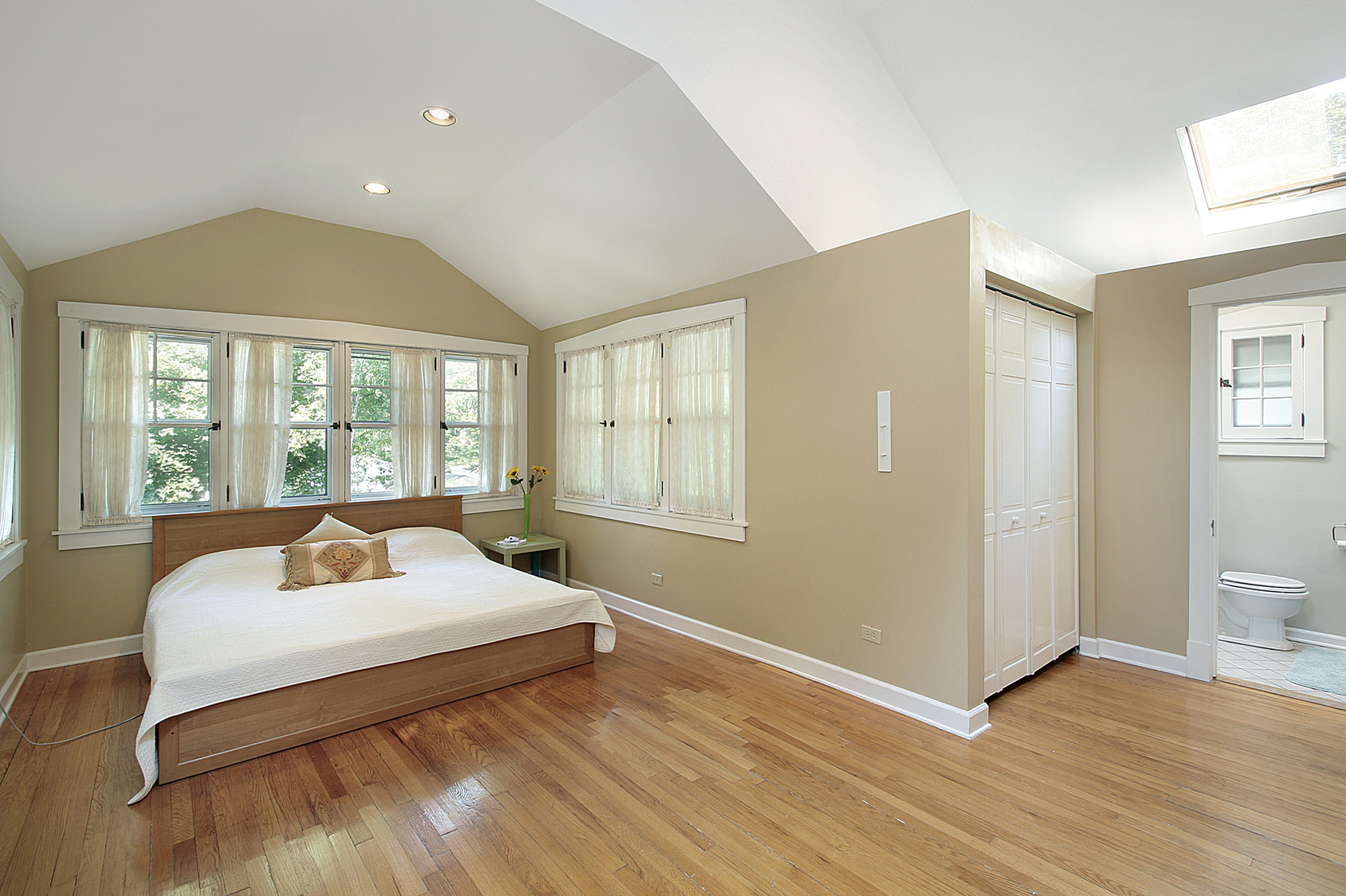 sypialnia z drewniana podloga lakierowane listwy mdf
