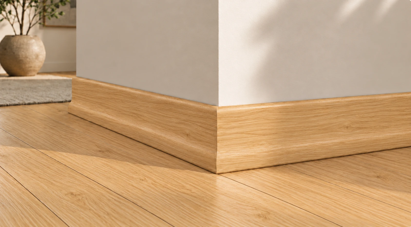 Narożnik z dębową listwą przypodłogową 60x21 mm przy jasnej ścianie