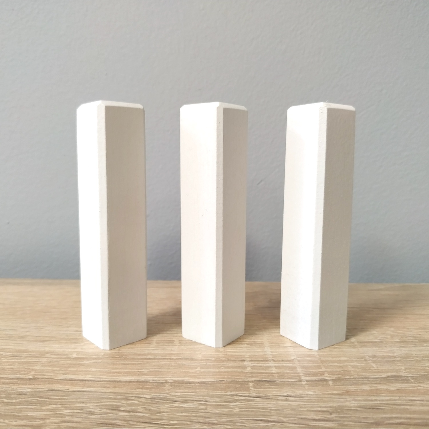 Drewniany łącznik/narożnik/zakończenie w formie słupka do listew przypodłogowych lakierowany 10,3cm