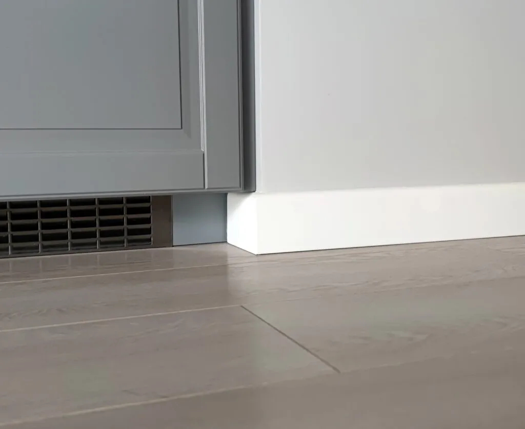 Listwa przypodłogowa poliuretanowa Mardom Decor MD234, biała wym. 200 x 1.4 x 7.8 cm, z PolyForce