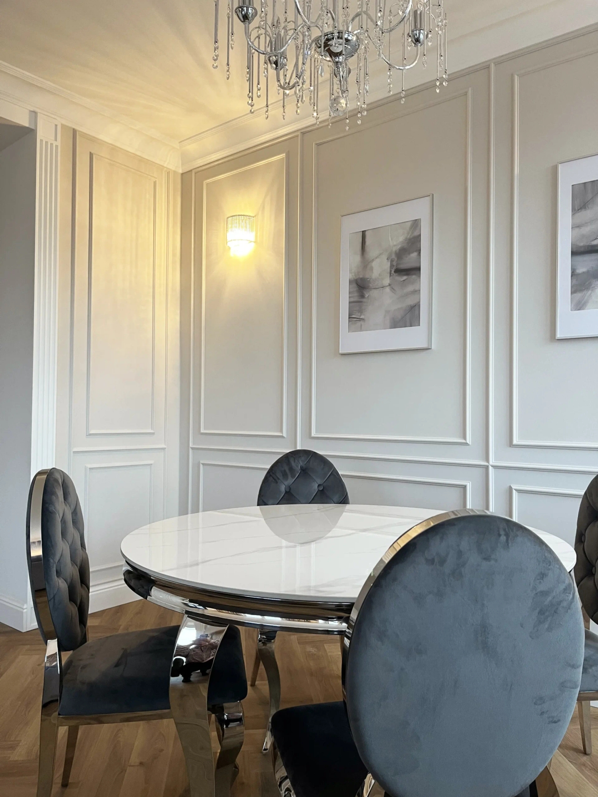 Elegancka i klasyczna jadalnia w apartamencie z nutą glamour