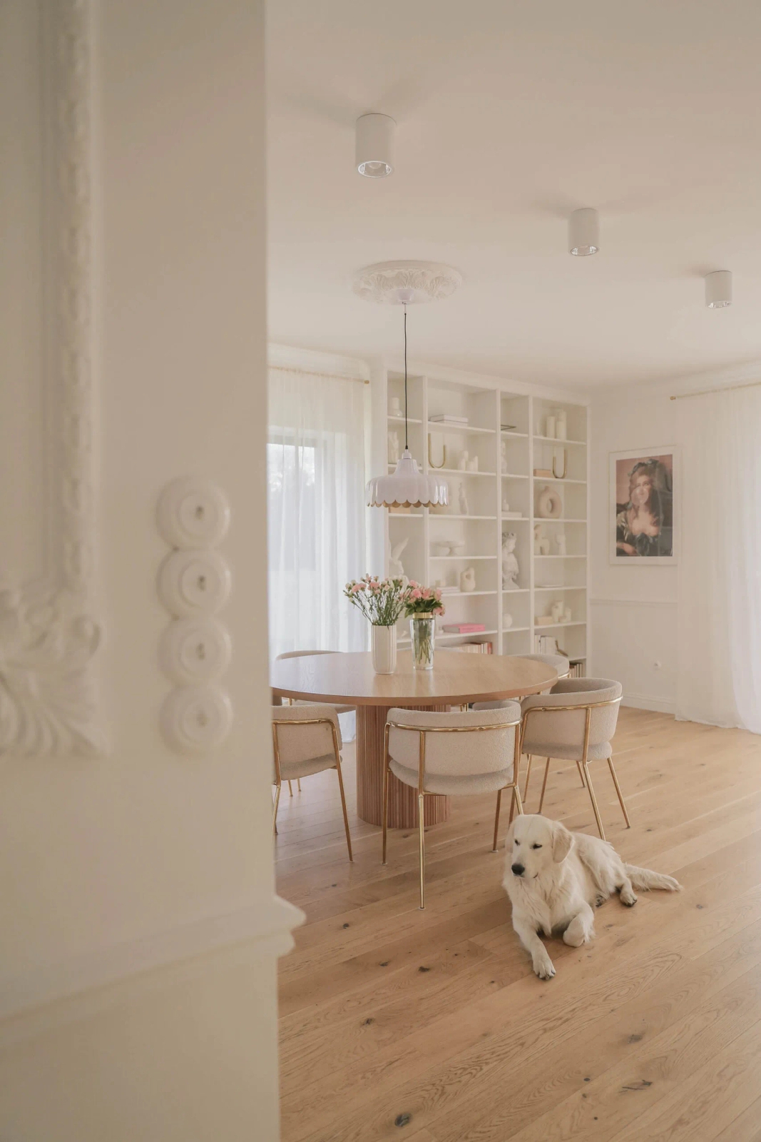 Piękny salon w stylu modern classic – Lekkość i elegancja