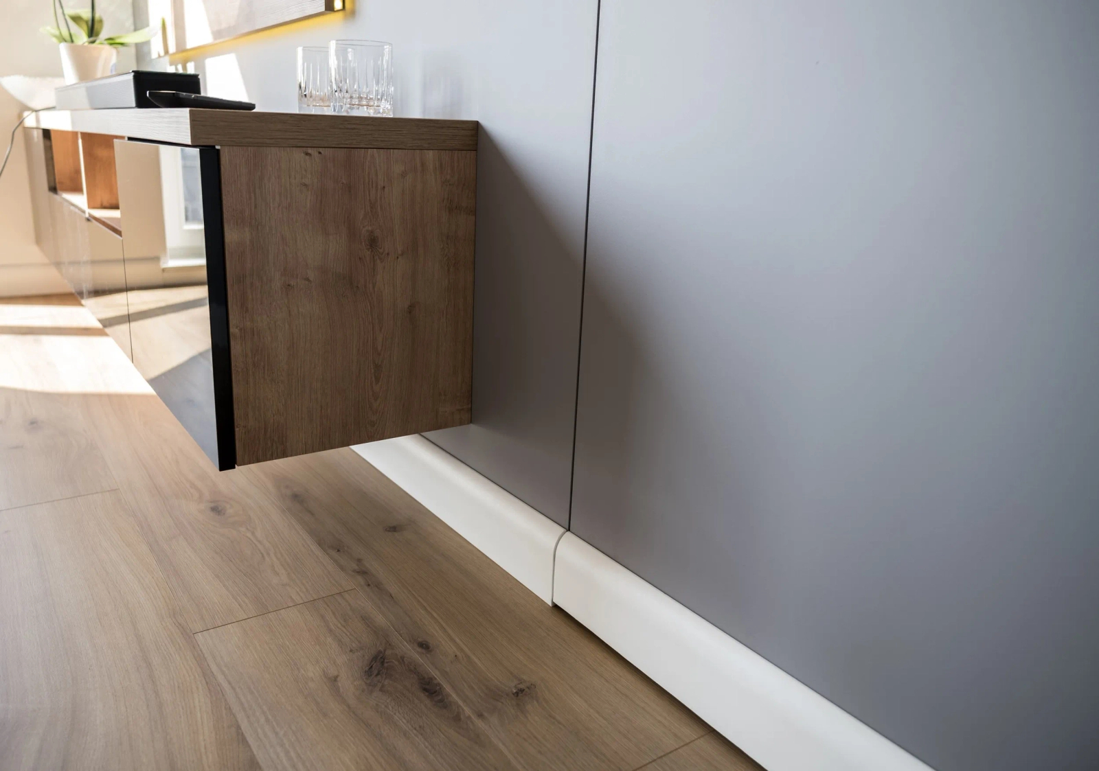 Listwa przypodłogowa MD355 biała wym. 200 x 1.8 x 9.7 cm, z PolyForce