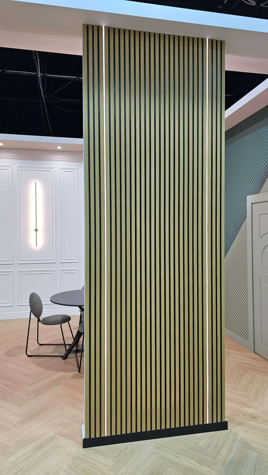 Aluminiowy profil ścienny LED LLP1 do lameli, kolor srebrny, wym. 200 x 1.3 x 5.3 cm, z aluminium.