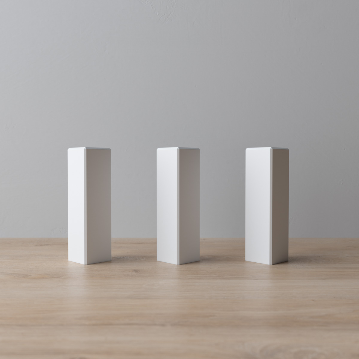 Drewniany łącznik/narożnik/zakończenie w formie słupka do listew przypodłogowych lakierowany 6,3cm