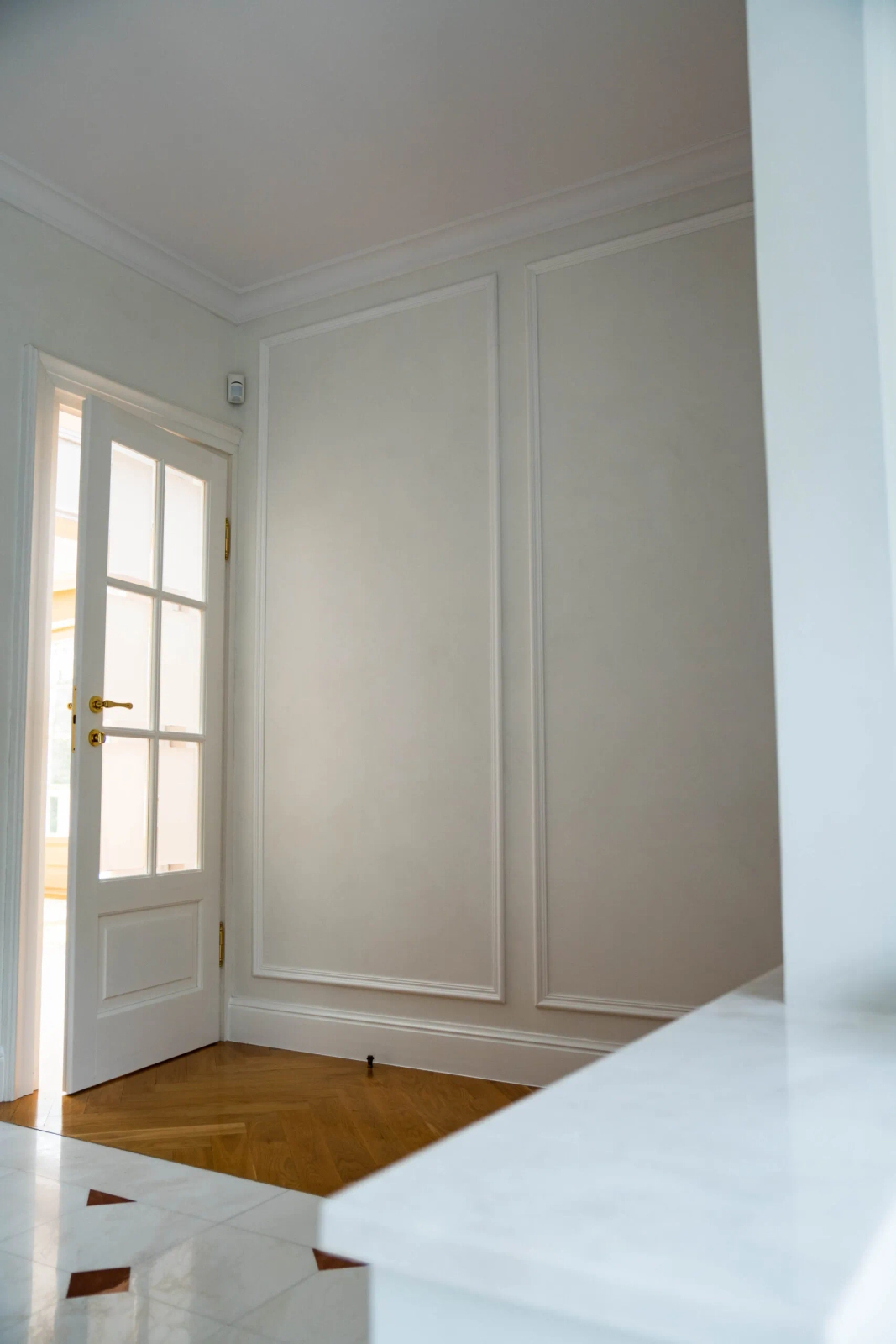 Wnętrze z klasą – ponadczasowa elegancja i nowoczesna sztukateria