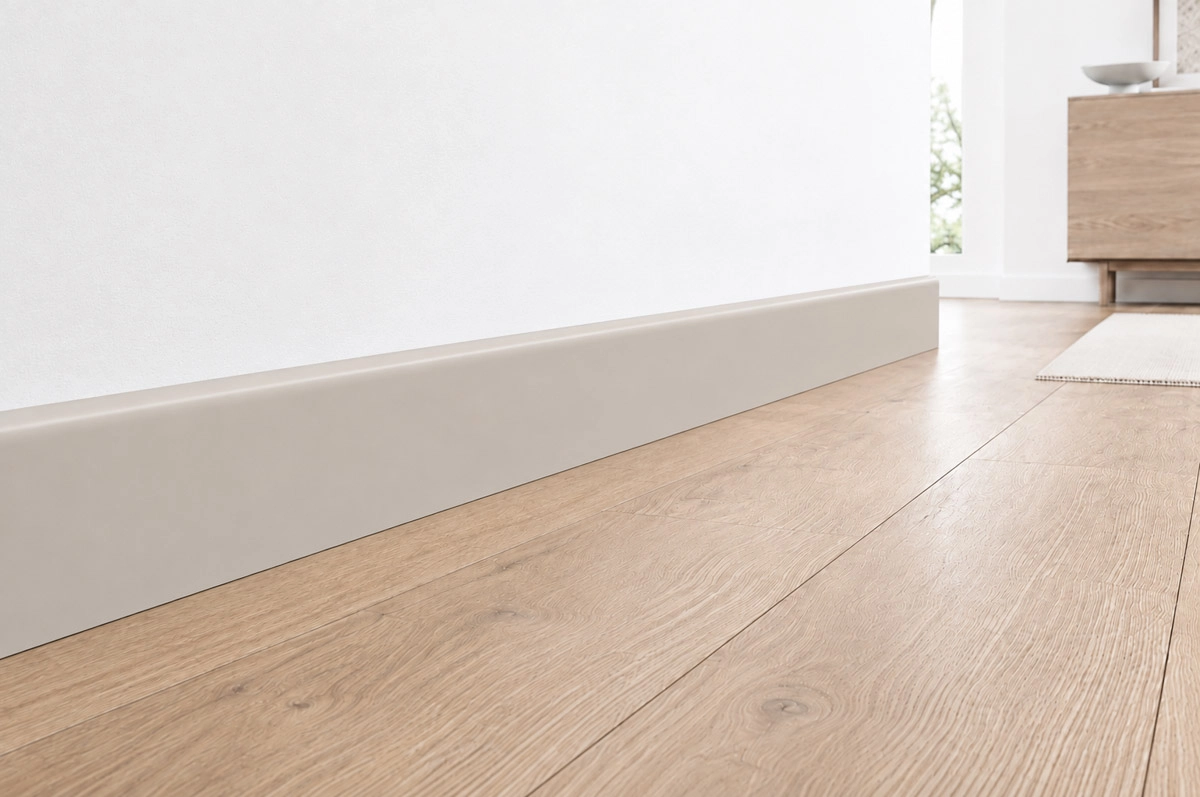 Listwa FOGE LB1 MDF – zbliżenie kaszmirowej listwy w narożniku, z widocznym przekrojem MDF na jasnym tle.