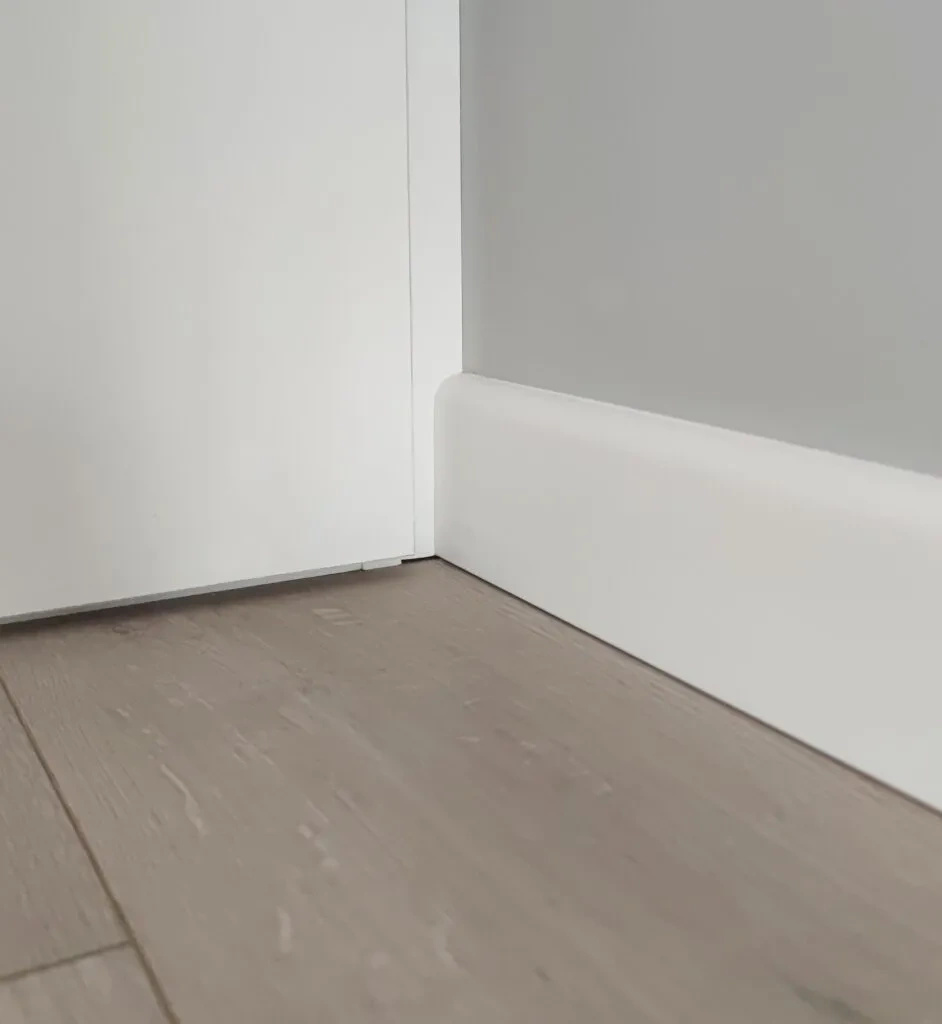 Listwa przypodłogowa poliuretanowa Mardom Decor MD234, biała wym. 200 x 1.4 x 7.8 cm, z PolyForce