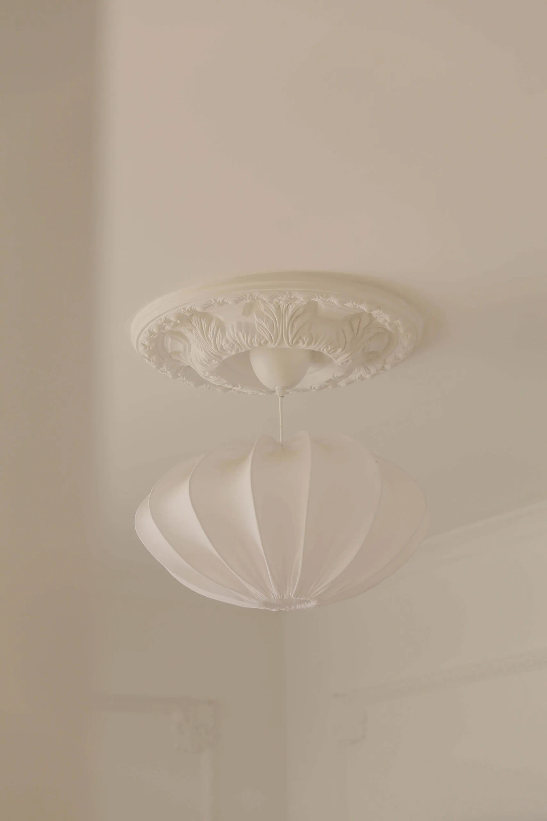 Rozeta sufitowa B3033 biała o wysokości 5.4 cm, z ProFoam