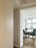 Elegancka i klasyczna jadalnia w apartamencie z nutą glamour
