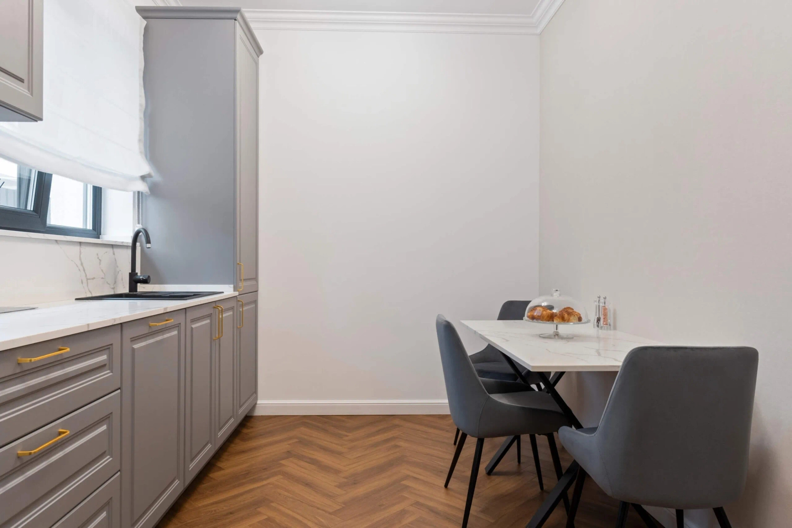 MD018 Listwa przypodłogowa biała wym. 200 x 1.3 x 8 cm, z PolyForce