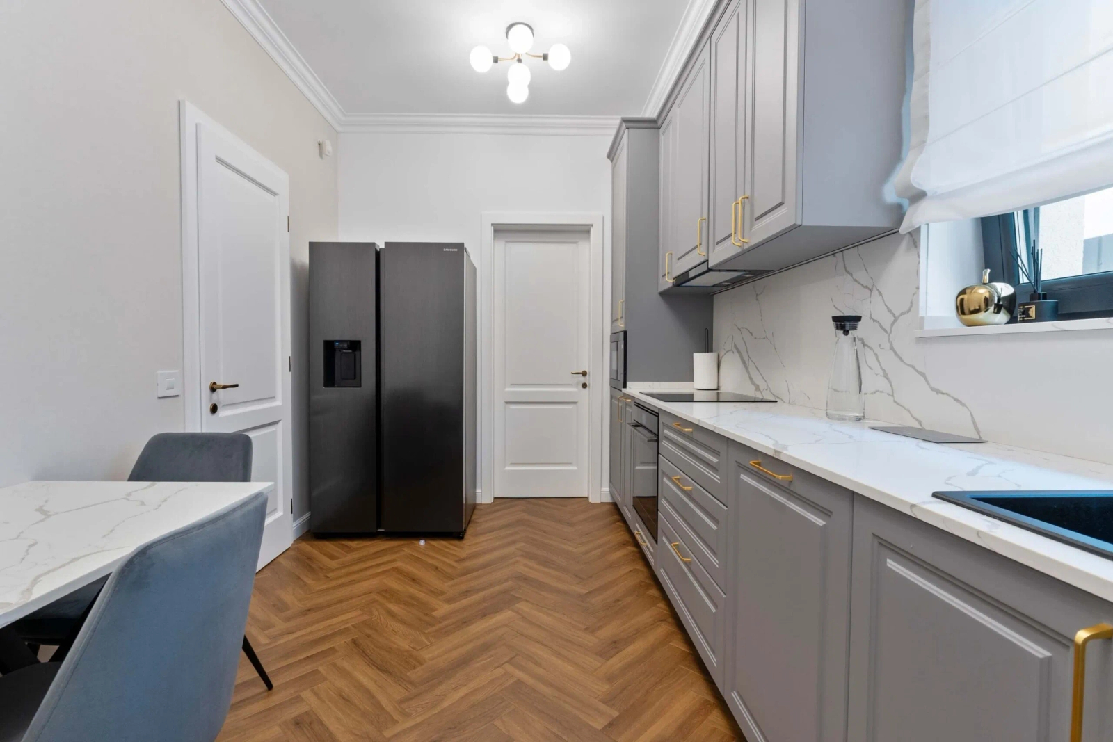 Listwa przysufitowa biała MDB117 wym. 200 x 9.2 x 8.3 cm, z ProFoam