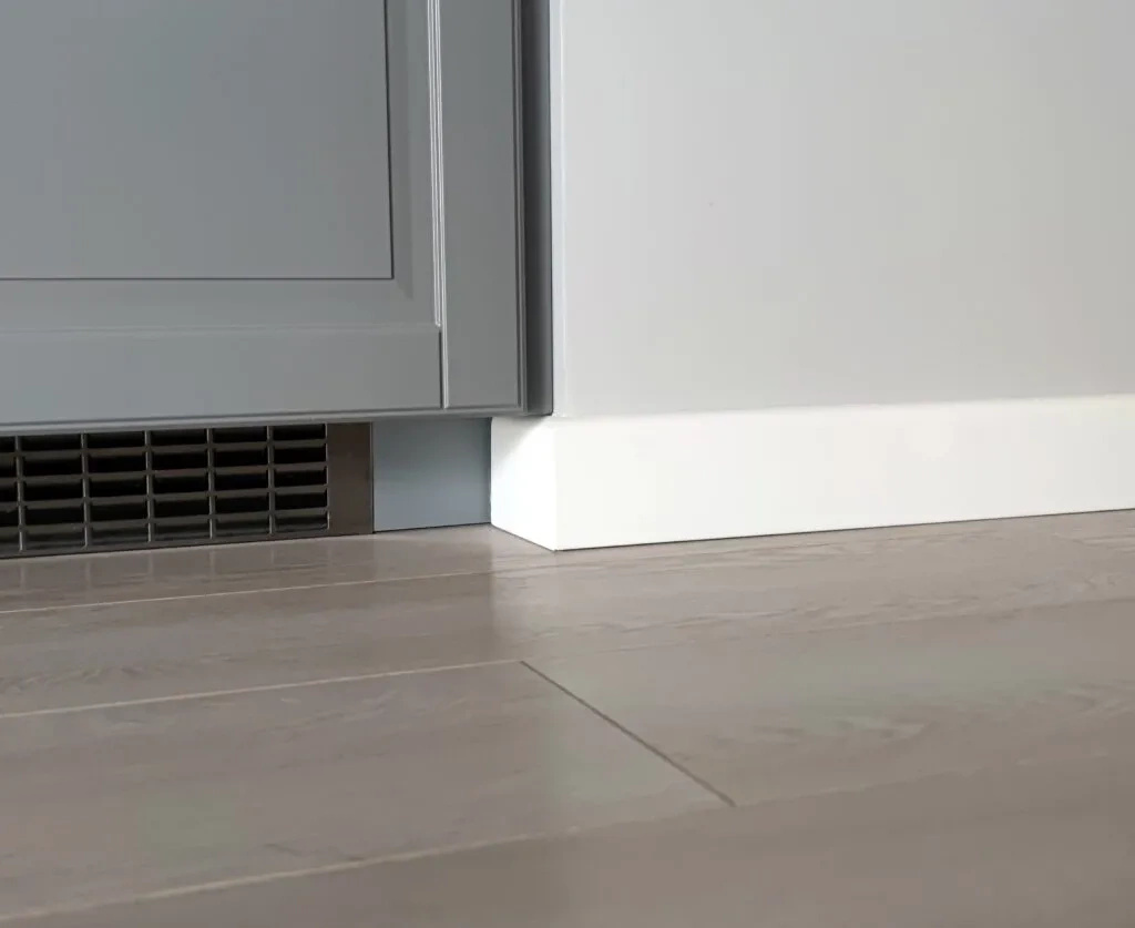 Listwa przypodłogowa poliuretanowa Mardom Decor MD234, biała wym. 200 x 1.4 x 7.8 cm, z PolyForce