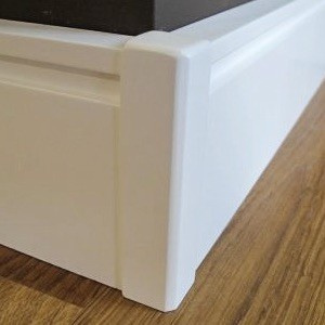 Drewniany łącznik/narożnik/zakończenie w formie słupka do listew przypodłogowych lakierowany 10,3cm