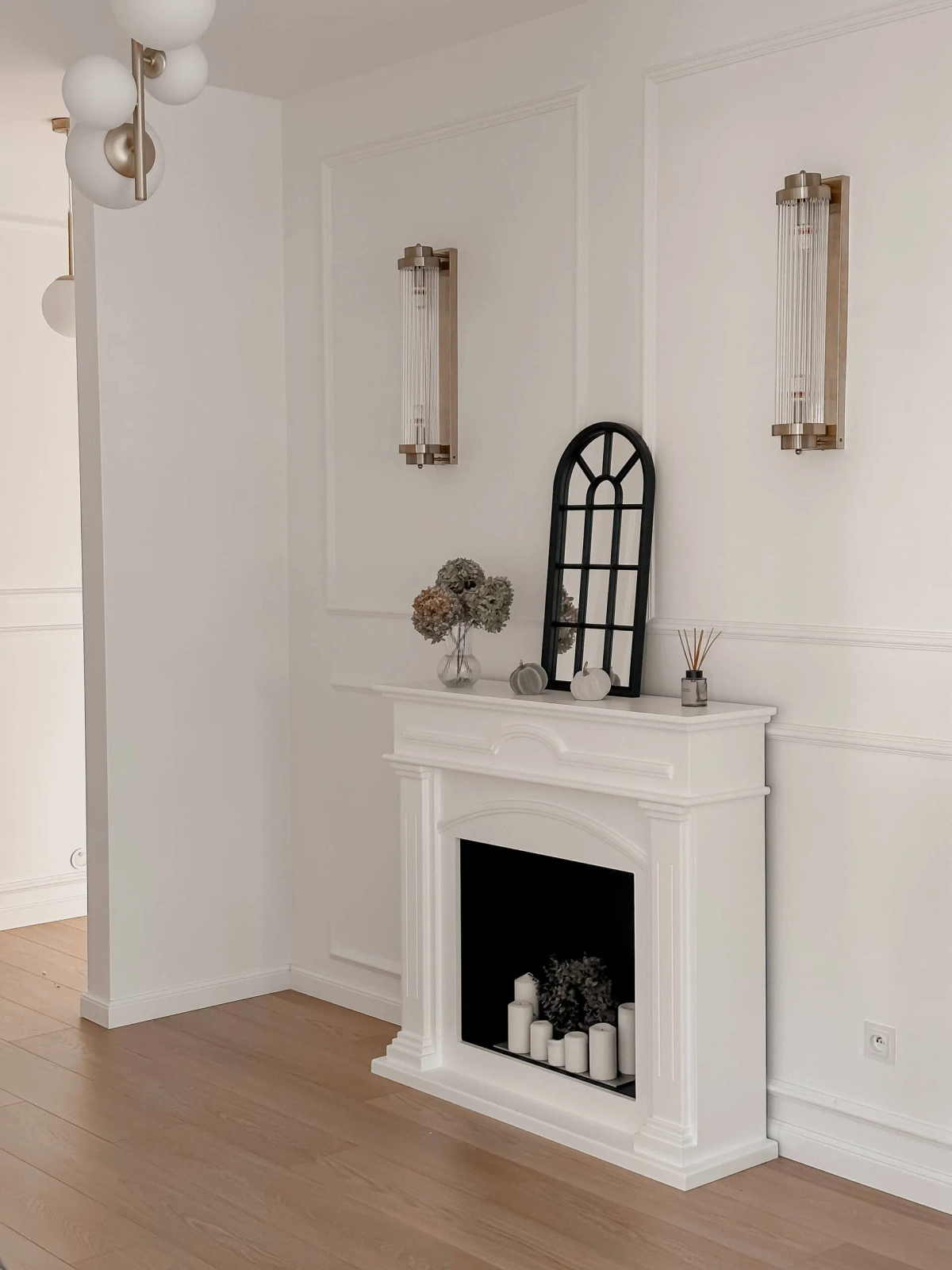 MD018 Listwa przypodłogowa biała wym. 200 x 1.3 x 8 cm, z PolyForce