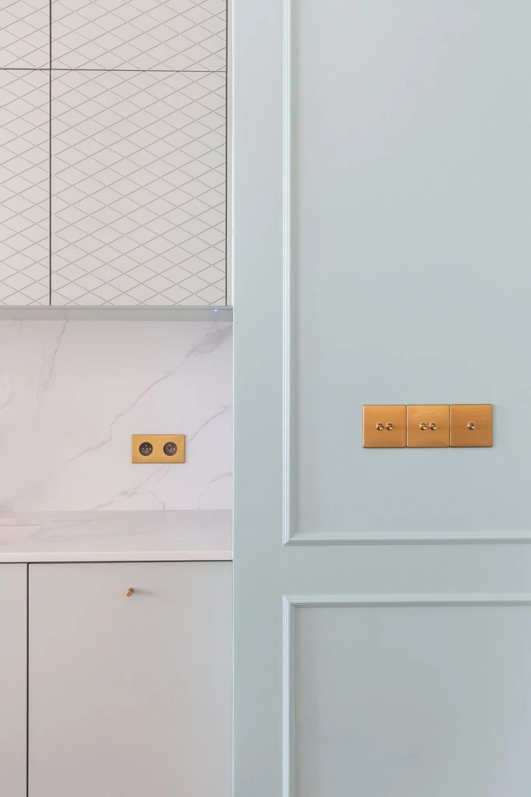 Listwa ścienna MD003 biała wym. 200 x 2.2 x 1 cm, z PolyForce