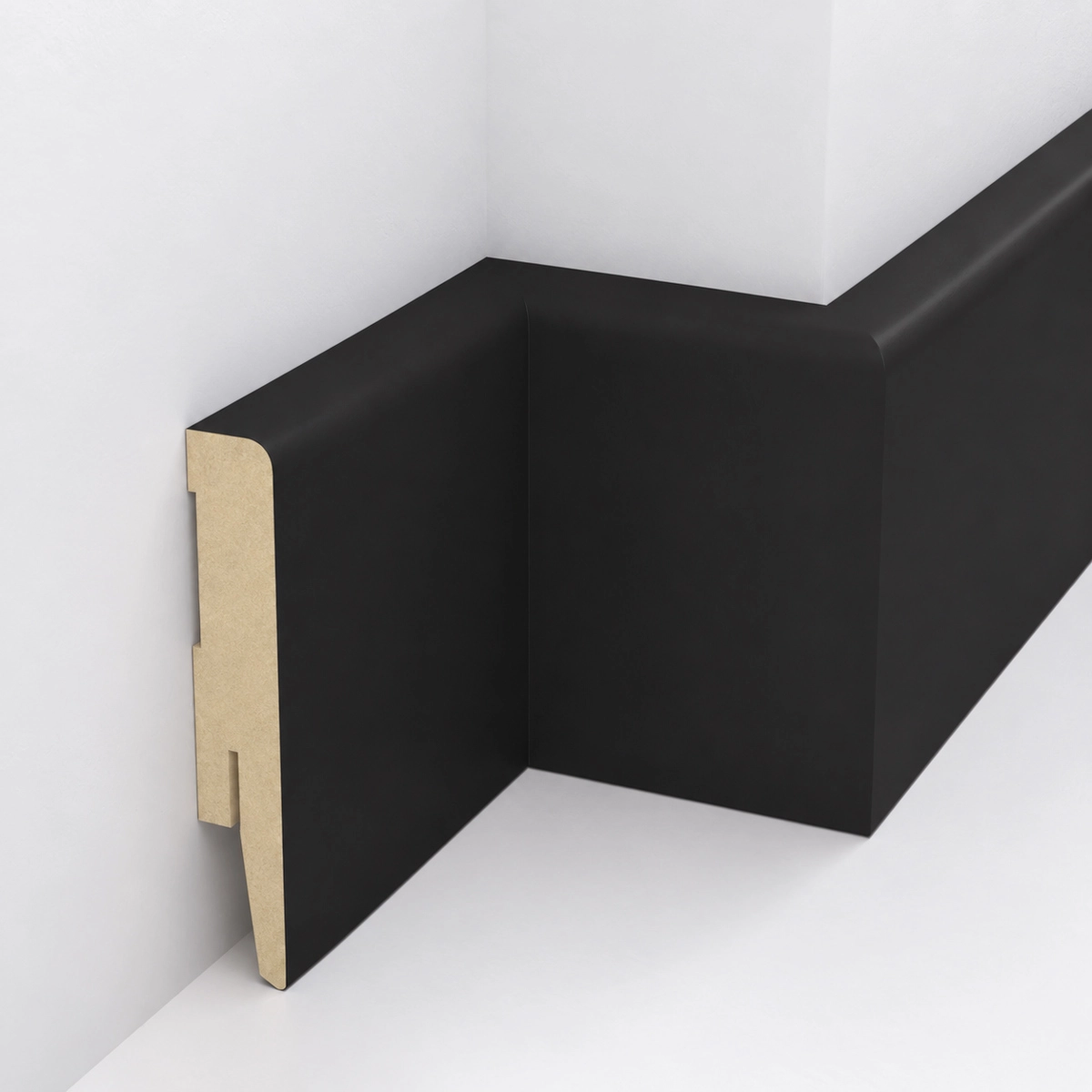 Listwa TRIO R5 MDF – czarna listwa przypodłogowa w narożniku, widoczny profil i system montażu.