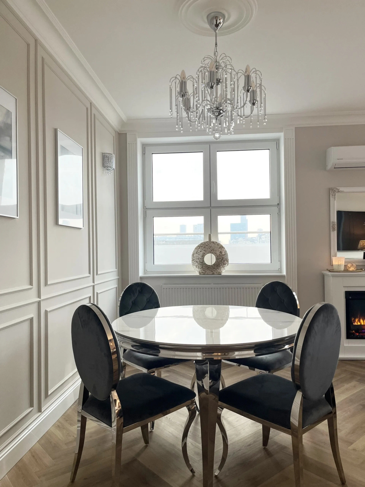 Elegancka i klasyczna jadalnia w apartamencie z nutą glamour